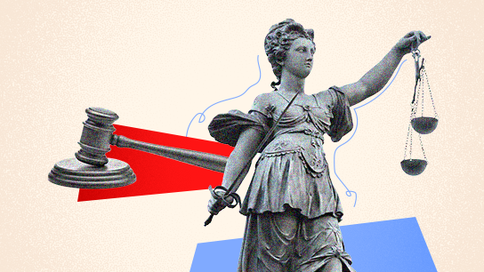 A figura feminina alegórica da justiça e um martelo de juiz.