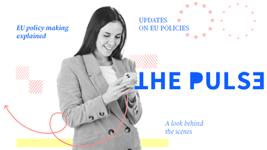 A „The Pulse” hírlevelet illusztráló kép: egy fiatal nő a mobiltelefonját nézi.