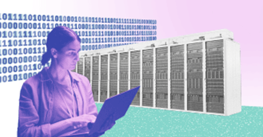 Pe fundal se vede un rând de supercomputere, iar în partea stângă sus șiruri de coduri binare. În prim-plan, o persoană ține un laptop la care privește.