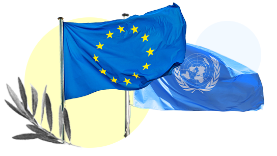 Le bandiere di Unione europea e Nazioni Unite e un ramo d'ulivo che rappresenta la pace.